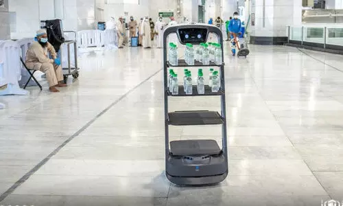 മക്ക ഹറമിൽ സംസം വിതരണത്തിന്​ റോബോട്ടും