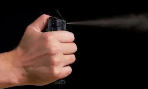 കണ്ണിൽ മുളക് സ്പ്രേ ചെയ്ത് വ്യാപാരിയുടെ കൈയ്യിൽ നിന്ന് പണം തട്ടാൻ ശ്രമം