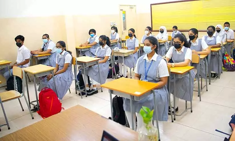 ഇന്ത്യൻ സ്കൂളുകൾ വീണ്ടും ഓൺലൈനിലേക്ക്; പരീക്ഷാരീതിയിൽ ആശങ്കയുമായി വിദ്യാർഥികൾ