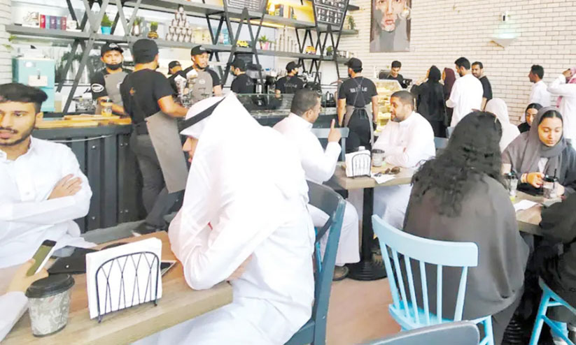 സൗദിയിൽ റസ്റ്റാറന്റുകളിലും കഫേകളിലും ടേബ്ൾ അകലം മൂന്നു മീറ്ററാക്കി സൗദിയിൽ റസ്റ്റാറന്റുകളിലും കഫേകളിലും ടേബ്ൾ അകലം മൂന്നു മീറ്ററാക്കി