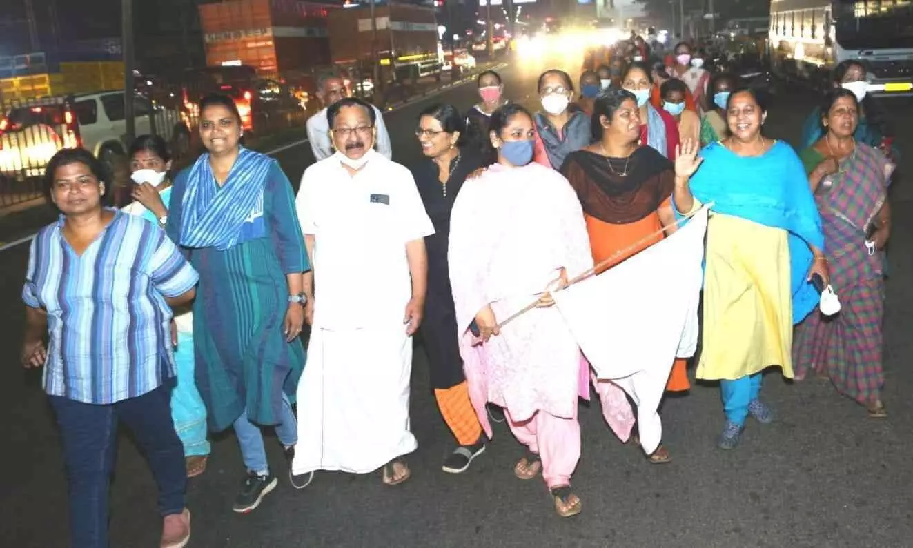 ആലുവയിൽ സ്ത്രീകളുടെ രാത്രികാല നടത്തം സംഘടിപ്പിച്ചു