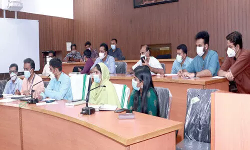 ഒ​മി​ക്രോ​ണ്‍ വ്യാ​പ​നം: മലപ്പുറത്ത് അ​ടി​യ​ന്ത​ര യോ​ഗം ചേ​ര്‍ന്നു