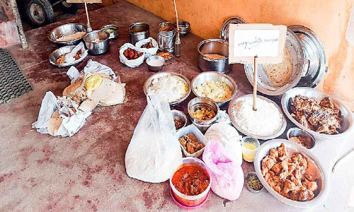 മിന്നൽ പരിശോധന: ഹോട്ടലുകളിൽനിന്നും ബേക്കറികളിൽനിന്നും പഴകിയ ഭക്ഷണം പിടിച്ചെടുത്തു