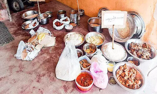 മിന്നൽ പരിശോധന: ഹോട്ടലുകളിൽനിന്നും ബേക്കറികളിൽനിന്നും പഴകിയ ഭക്ഷണം പിടിച്ചെടുത്തു