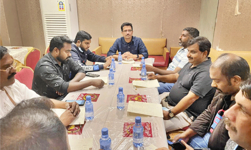 കോവിഡ് ബാധിച്ച് മരിച്ചയാളുടെ കുടുംബത്തിന് ധനസഹായം നൽകി കോവിഡ് ബാധിച്ച് മരിച്ചയാളുടെ കുടുംബത്തിന് ധനസഹായം നൽകി