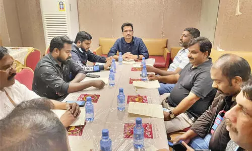 കോ​വി​ഡ്​ ബാ​ധി​ച്ച്​ മ​രി​ച്ച​യാ​ളു​ടെ കു​ടും​ബ​ത്തി​ന്​ ധ​ന​സ​ഹാ​യം ന​ൽ​കി