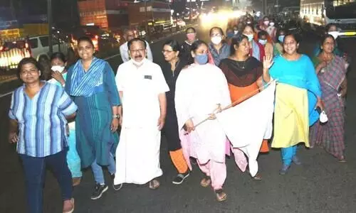 ആലുവയിൽ സ്ത്രീകളുടെ രാത്രികാല നടത്തം സംഘടിപ്പിച്ചു