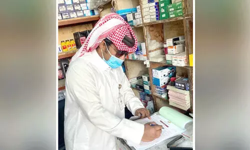 ക​ട​ക​ളി​ൽ പ​രി​ശോ​ധ​ന; നി​യ​മ​ലം​ഘ​ന​ങ്ങ​ൾ പി​ടി​കൂ​ടി