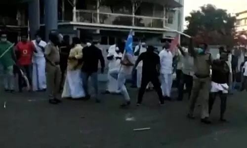 മൂവാറ്റുപുഴയിൽ സി.പി.എം-കോൺഗ്രസ് സംഘർഷം; മാത്യു കുഴൽനാടനും പൊലീസുകാർക്കും പരിക്ക്