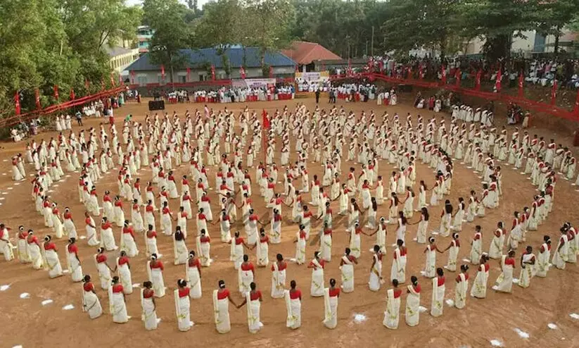 മെഗാ തിരുവാതിരയിൽ കോവിഡ് മാനദണ്ഡം ലംഘിച്ചില്ല; അകലം പാലിക്കാൻ കളം വരച്ചിരുന്നുവെന്ന് സി.പി.എം ജില്ലാ നേതൃത്വം മെഗാ തിരുവാതിരയിൽ കോവിഡ് മാനദണ്ഡം ലംഘിച്ചില്ല; അകലം പാലിക്കാൻ കളം വരച്ചിരുന്നുവെന്ന് സി.പി.എം ജില്ലാ നേതൃത്വം
