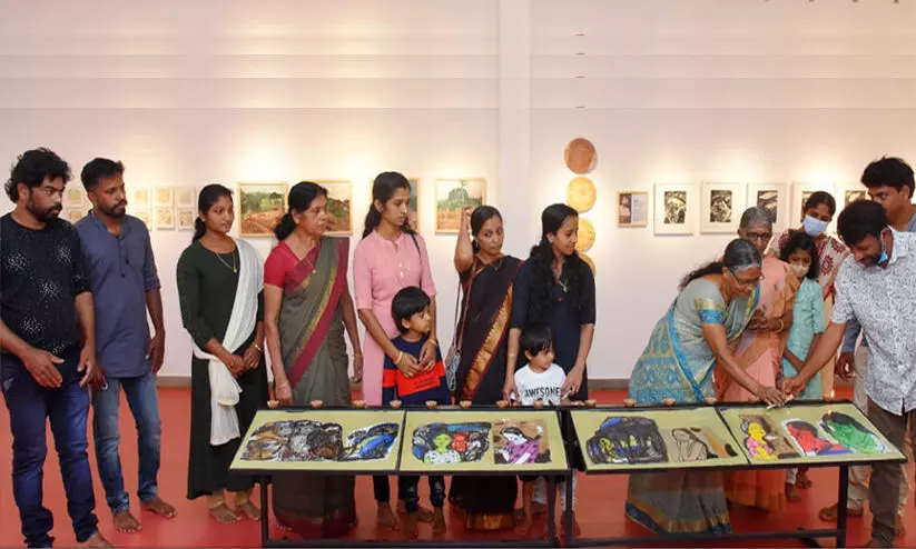 ഒറുണ്ടിന് അമ്മമാർ തിരികൊളുത്തി; ആർട്ട് ഗാലറിയിൽ നിറവിസ്മയത്തിന്റെ നീരുറവ ഒറുണ്ടിന് അമ്മമാർ തിരികൊളുത്തി; ആർട്ട് ഗാലറിയിൽ നിറവിസ്മയത്തിന്റെ നീരുറവ