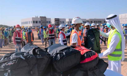 ഷാർജയിൽ തൊഴിലാളികൾക്ക്​ ശൈത്യം ചെറുക്കാൻ വസ്ത്രവുമായി അധികൃതർ