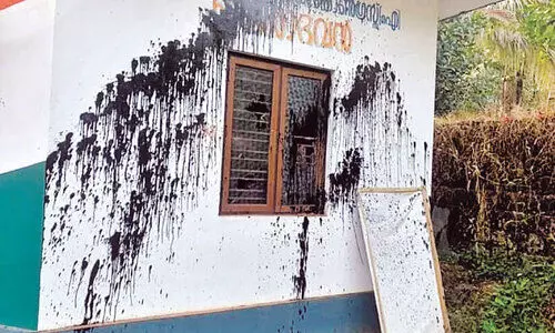 ക​ട​ന്ന​പ്പ​ള്ളി പു​ത്തൂ​ർ​കു​ന്നി​ൽ അ​ക്ര​മ​ത്തി​നി​ര​യാ​യ ഇ​ന്ദി​രാ​ഭ​വ​ൻ