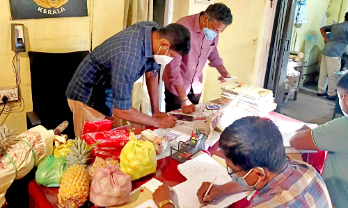 ആര്യങ്കാവ് ആർ.ടി.ഒ ചെക് പോസ്റ്റിൽ വിജിലൻസ് പരിശോധന; പടിപ്പണവും സാധനങ്ങളും പിടികൂടി ആര്യങ്കാവ് ആർ.ടി.ഒ ചെക് പോസ്റ്റിൽ വിജിലൻസ് പരിശോധന; പടിപ്പണവും സാധനങ്ങളും പിടികൂടി