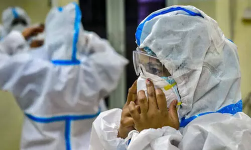 കോവിഡ്​ ബ്രിഗേഡ്​ ജീവനക്കാരെ പിരിച്ചുവിട്ടു,   ഡോക്ടർമാരടക്കം രോഗികൾ; ജോലിഭാരത്തിൽ ആരോഗ്യമേഖല കിതക്കുന്നു