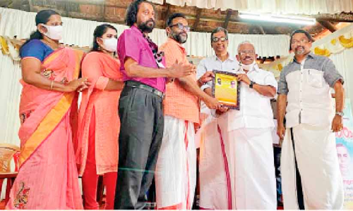 മ​ഹാ​ക​വി വെ​ണ്ണി​ക്കു​ളം പു​ര​സ്കാ​രം ര​വി​വ​ർ​മ ത​മ്പു​രാ​ന്​ സ​മ്മാ​നി​ച്ചു