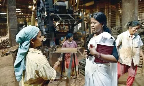 ഓട്ടുകമ്പനി ജോലിയിൽ നിന്നും അഭിഭാഷകയിലേക്ക്​; അസാധ്യമായി ഒന്നുമില്ലെന്ന്​ പഠിപ്പിക്കുന്ന സുജാത