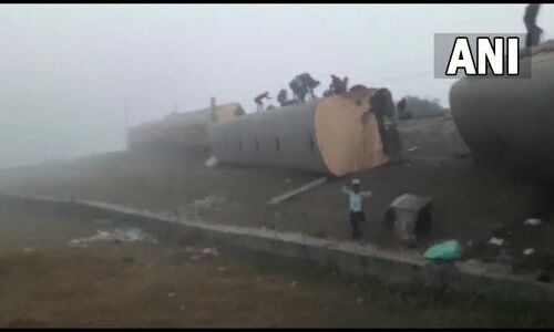 ബിക്കാനീർ-ഗുവാഹത്തി എക്സ്പ്രസ് പാളംതെറ്റി; അഞ്ച് മരണം, നിരവധി പേർക്ക് പരിക്ക്