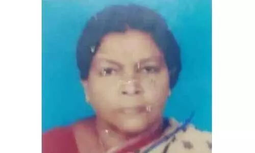 കശുമാവിൽ  കൂടുകെട്ടിയ കാട്ടുതേനീച്ചയുടെ കുത്തേറ്റ് വീട്ടമ്മ മരിച്ചു