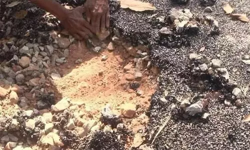 നാല്​ കോടിയുടെ റോഡ് നാല്​ ദിവസംകൊണ്ട്​ തകർന്നു; കൈകൊണ്ട്​ ടാർ ഇളക്കിയെടുത്ത്​ നാട്ടുകാർ