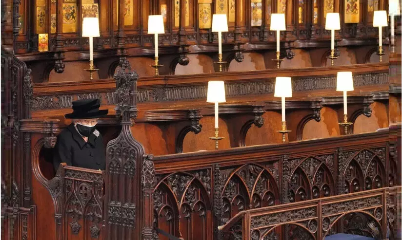 കോവിഡ് നിയന്ത്രണം; ഫിലിപ്പ് രാജകുമാരന് തനിച്ച് യാത്രമൊഴി നൽകി എലിസബത്ത് രാജ്ഞി കോവിഡ് നിയന്ത്രണം; ഫിലിപ്പ് രാജകുമാരന് തനിച്ച് യാത്രമൊഴി നൽകി എലിസബത്ത് രാജ്ഞി