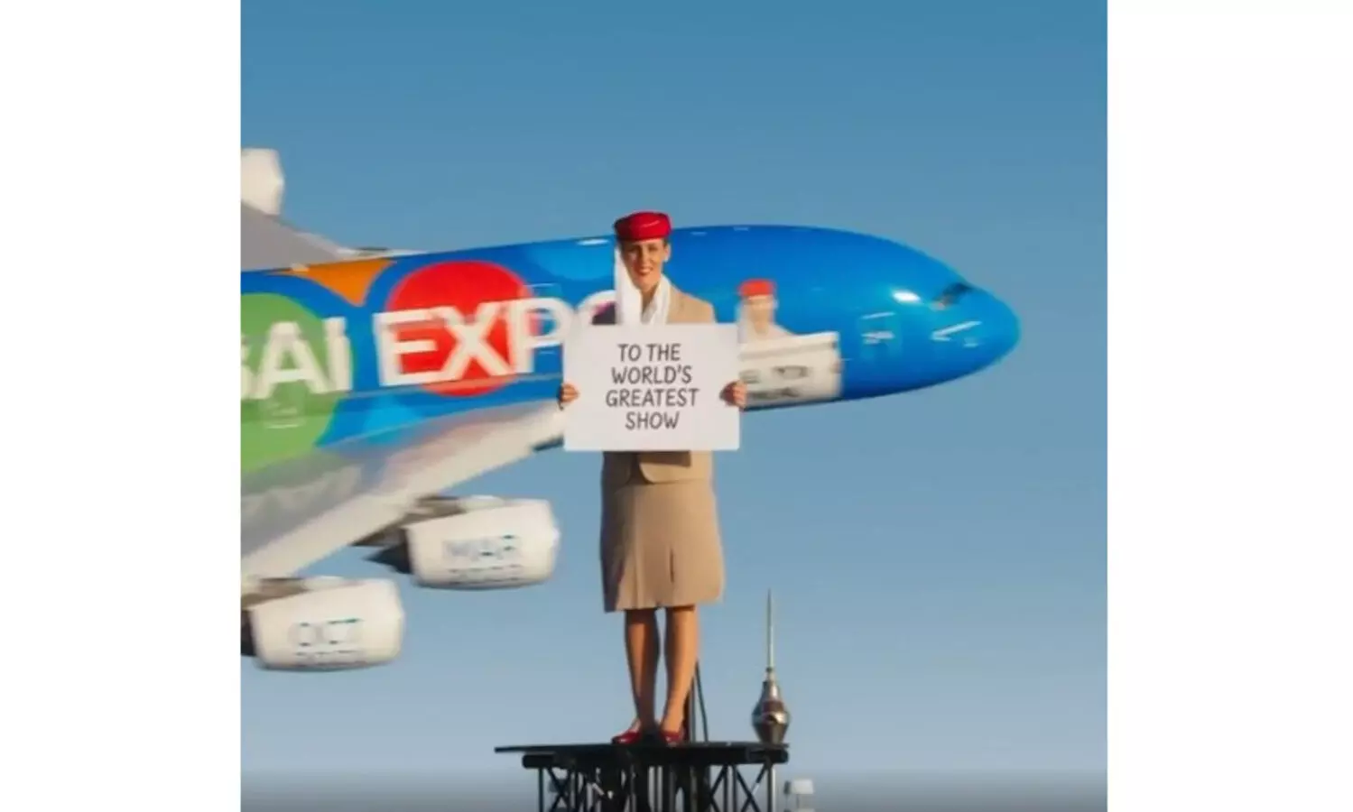 ബുർജിന്​ മുകളിൽ വീണ്ടും എമിറേറ്റ്​സിന്‍റെ എയർഹോസ്റ്റസ്​