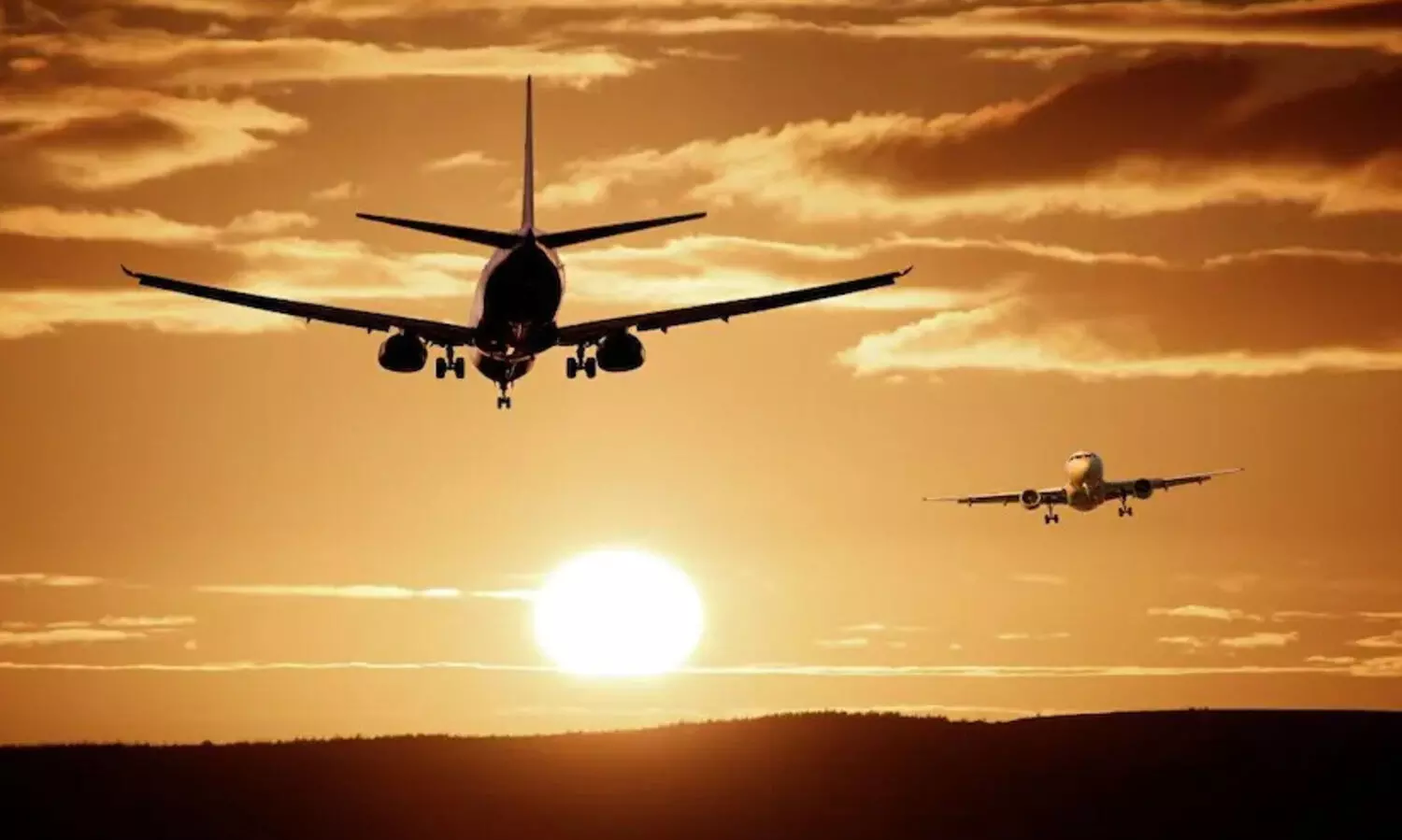 ഒരു റൺവേയിൽ ഒരേ സമയം രണ്ട് വിമാനങ്ങൾ; രണ്ടും ഇന്ത്യയിലേക്ക് - ഒഴിവായത് വൻ ദുരന്തം