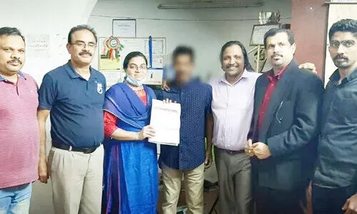 കോ​വി​ഡ്​ ജീ​വി​തം വ​ഴി​മു​ട്ടി​ച്ചു:  ദുരിതംതാണ്ടി ഓമനക്കുട്ടൻ നാടണഞ്ഞു