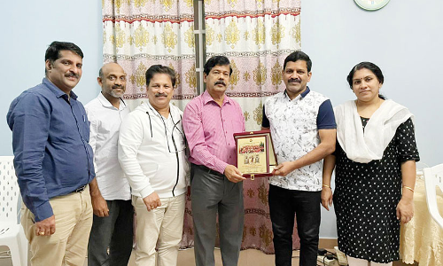 ന​ല്ലോ​ർ​മ​ക​ൾ ഇ​നി കൂ​ട്ട്​; സ​തീ​ശ​ൻ മൂ​ത്തേ​ട​ത്ത്​ നാ​ട​ണ​ഞ്ഞു