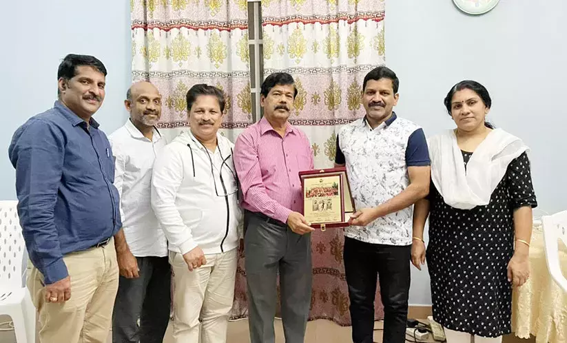 ന​ല്ലോ​ർ​മ​ക​ൾ ഇ​നി കൂ​ട്ട്​; സ​തീ​ശ​ൻ മൂ​ത്തേ​ട​ത്ത്​ നാ​ട​ണ​ഞ്ഞു