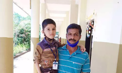 അച്ഛന്‍റെ ചുമലിലേറിയുള്ള ഹർഷിതിന്‍റെ യാത്രക്ക് പത്താണ്ട്