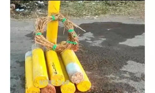 വീണ്ടും പ്രതിഷേധം: കെ-റെയിൽ കല്ലുകൾ പിഴുതെടുത്ത് കൂട്ടിയിട്ട് റീത്ത് വച്ചു