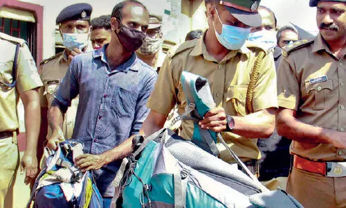 അനന്തപുരി എക്സ്​പ്രസിൽനിന്ന് 20 കിലോ കഞ്ചാവ് കണ്ടെത്തി