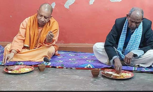 ആരോപണങ്ങൾക്ക് തടയിടാൻ ദലിത് ഭവനത്തിൽനിന്ന് ഭക്ഷണം കഴിച്ച് യോഗി ആദിത്യനാഥ്