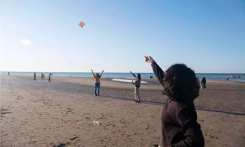 പട്ടം പറത്തൽ ഉത്സവത്തിനെത്തിയത് നൂറുകണക്കിനാളുകൾ പട്ടം പറത്തൽ ഉത്സവത്തിനെത്തിയത് നൂറുകണക്കിനാളുകൾ