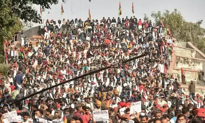വെർച്വൽ റാലിയിൽ പങ്കെടുക്കാൻ ഒത്തുകൂടി; 2,500 സമാജ്വാദി പ്രവർത്തകർക്കെതിരെ കേസ് വെർച്വൽ റാലിയിൽ പങ്കെടുക്കാൻ ഒത്തുകൂടി; 2,500 സമാജ്വാദി പ്രവർത്തകർക്കെതിരെ കേസ്