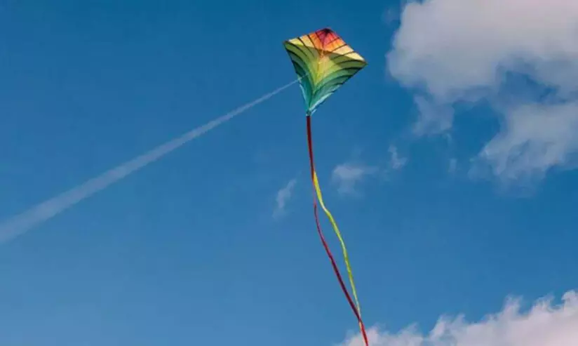 പട്ടത്തിന്റെ നൂൽ കഴുത്തിൽ കുരുങ്ങി സ്കൂട്ടർ യാത്രികക്ക് ദാരുണാന്ത്യം പട്ടത്തിന്റെ നൂൽ കഴുത്തിൽ കുരുങ്ങി സ്കൂട്ടർ യാത്രികക്ക് ദാരുണാന്ത്യം