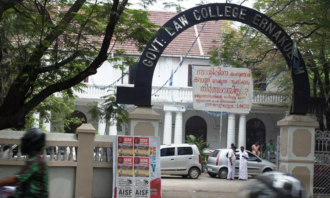 ലോ കോളജിലെ എസ്.എഫ്.ഐ കൊടിമരം തകർത്തു; കോൺഗ്രസ് കൗൺസിലർ അറസ്റ്റിൽ ലോ കോളജിലെ എസ്.എഫ്.ഐ കൊടിമരം തകർത്തു; കോൺഗ്രസ് കൗൺസിലർ അറസ്റ്റിൽ