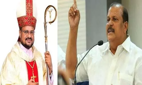 ബിഷപ് ഫ്രാങ്കോ മുളക്കലിനെ കൈമുത്തി വരവേറ്റ് പി.സി ജോർജ്; ബിഷപ്പ് ജോർജിന്റെ വീട്ടിലെത്തി