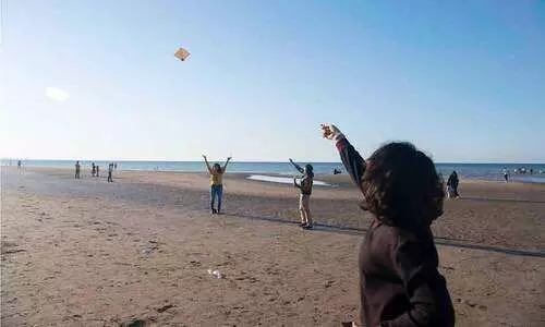 പട്ടം പറത്തൽ ഉത്സവത്തിനെത്തിയത് നൂറുകണക്കിനാളുകൾ പട്ടം പറത്തൽ ഉത്സവത്തിനെത്തിയത് നൂറുകണക്കിനാളുകൾ