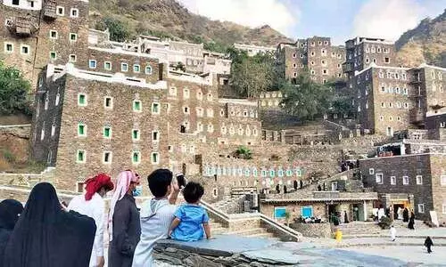 സ്‌​കൂ​ളുകളിൽ ശീ​ത​കാ​ല അ​വ​ധി: അബഹയിലെ പൗരാണിക ഗ്രാമം റിജാൽ അൽമയിൽ സന്ദർശക പ്രവാഹം