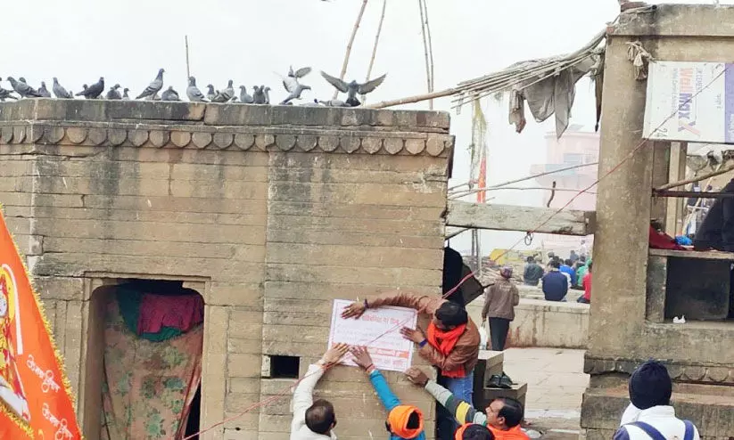 വ​​യ​​റ്റ​​ത്ത​​ടി​​ച്ച ഭ​​ര​​ണം; വ​​യ​​റു നി​​റ​​ക്കാ​​ൻ ഹി​​ന്ദു​​ത്വം