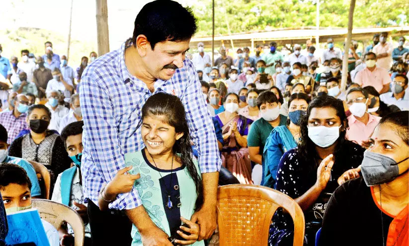 നിങ്ങൾ നിങ്ങളാവുക... മറ്റൊരാളാവരുത്; കുട്ടികളോട് സംവദിച്ച് മുതുകാട് നിങ്ങൾ നിങ്ങളാവുക... മറ്റൊരാളാവരുത്; കുട്ടികളോട് സംവദിച്ച് മുതുകാട്