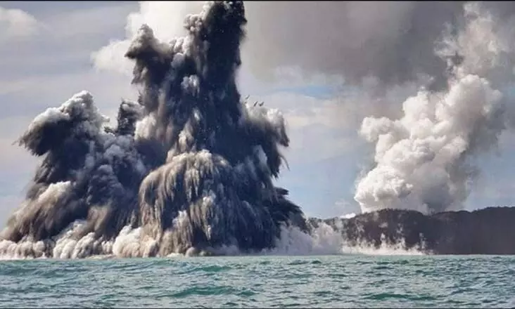 ടോംഗോയിൽ സമുദ്രത്തിനടിയിൽ അഗ്നിപർവതം പൊട്ടിത്തെറിച്ചു; സുനാമിയും -VIDEO ടോംഗോയിൽ സമുദ്രത്തിനടിയിൽ അഗ്നിപർവതം പൊട്ടിത്തെറിച്ചു; സുനാമിയും -VIDEO