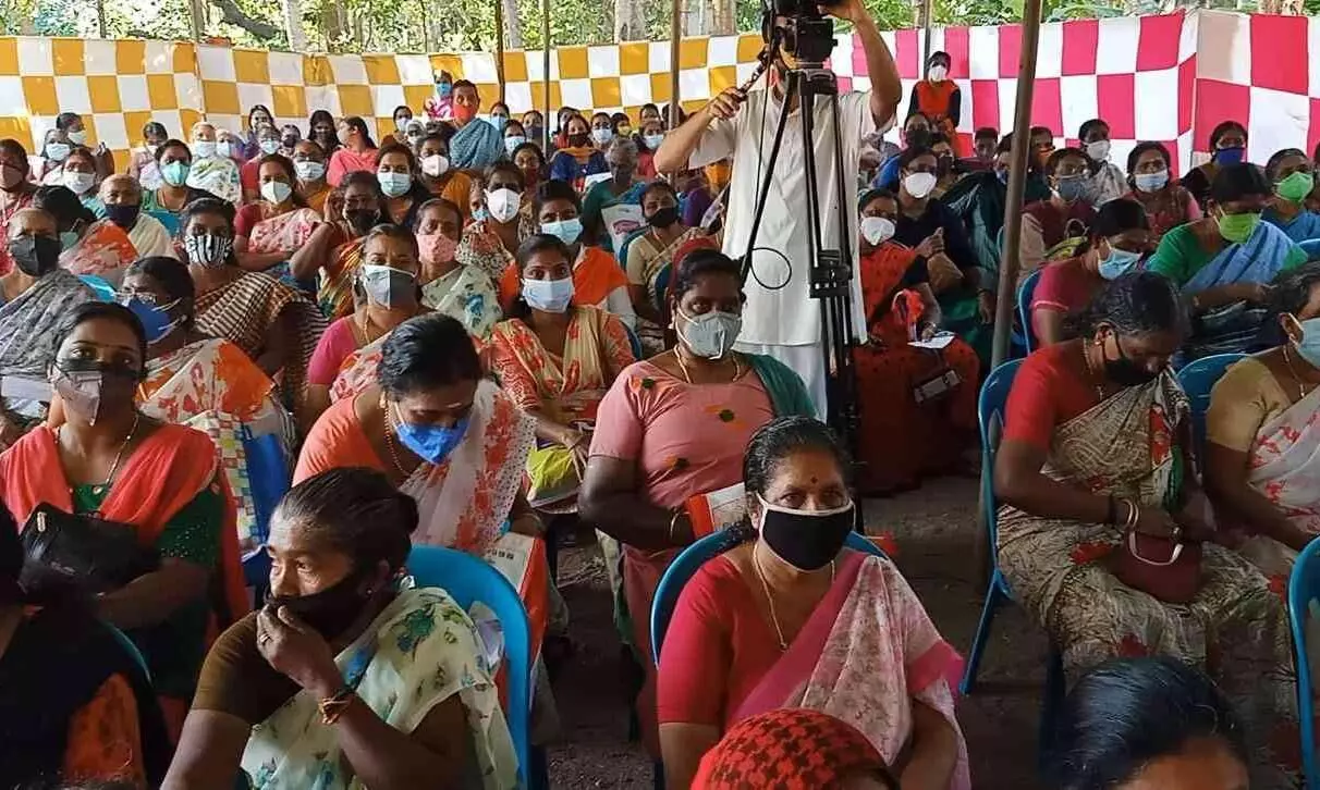 അമൃതാനന്ദമയി ആശ്രമത്തിൽ കോവിഡ് മാനദണ്ഡം ലംഘിച്ച് കിറ്റ് വിതരണം; കേസെടുത്തു