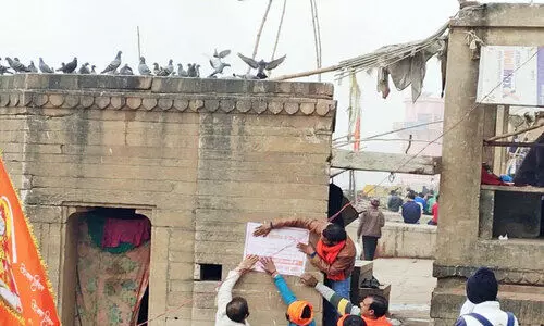 വ​​യ​​റ്റ​​ത്ത​​ടി​​ച്ച ഭ​​ര​​ണം; വ​​യ​​റു നി​​റ​​ക്കാ​​ൻ ഹി​​ന്ദു​​ത്വം