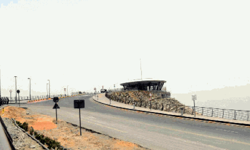 വിവിധ എമിറേറ്റുകളിൽ മഴ; വാഹനയാത്രക്കാർ ജാഗ്രതപാലിക്കണം