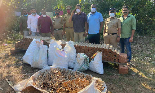 കുമ്പളയിൽ വൻ വെടിമരുന്ന് ശേഖരം പിടികൂടി