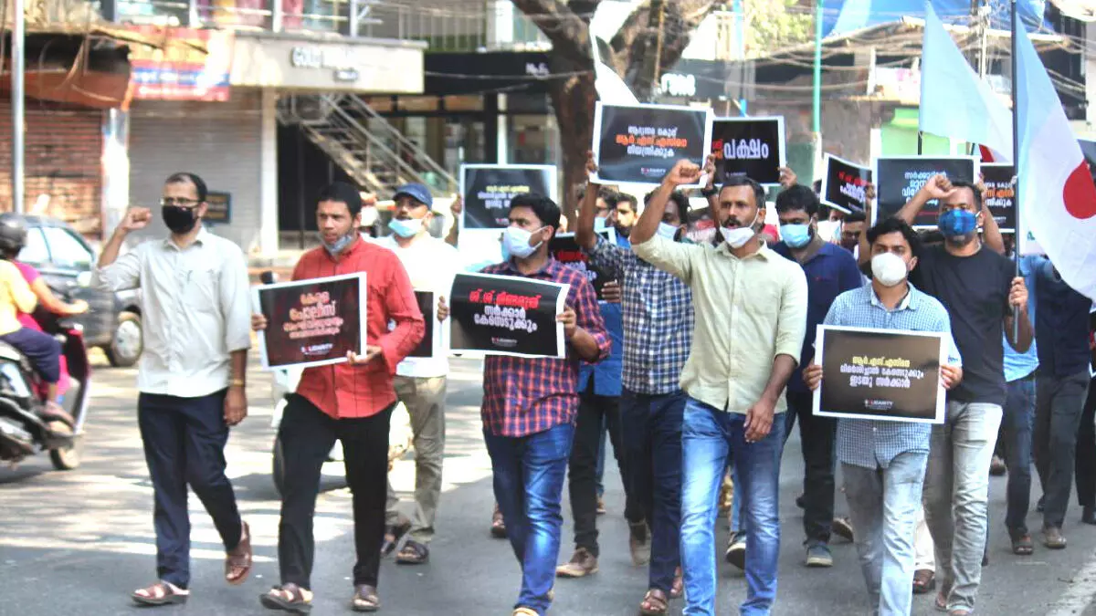 സമൂഹമാധ്യമ വേട്ട: പൊലീസിന്റെ സംഘ് വിധേയത്വത്തിനെതിരെ പ്രതിഷേധം സമൂഹമാധ്യമ വേട്ട: പൊലീസിന്റെ സംഘ് വിധേയത്വത്തിനെതിരെ പ്രതിഷേധം