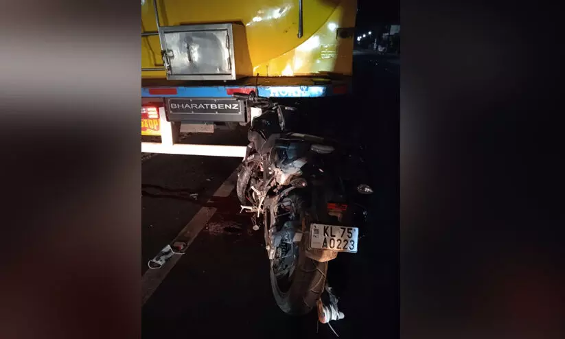 ടാങ്കർലോറിയുടെ പുറകിലിടിച്ച് ബൈക്ക് യാത്രികന് ദാരുണാന്ത്യം ടാങ്കർലോറിയുടെ പുറകിലിടിച്ച് ബൈക്ക് യാത്രികന് ദാരുണാന്ത്യം